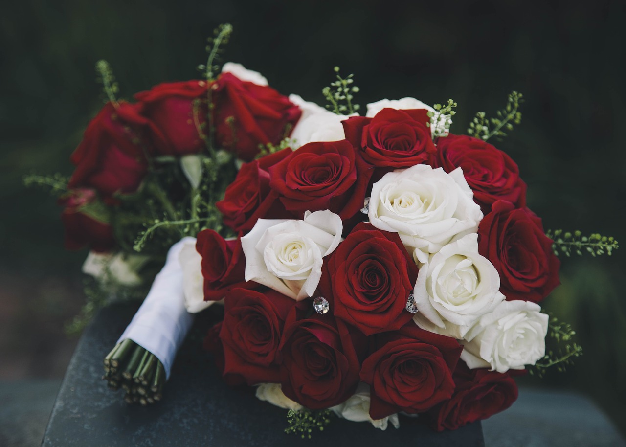 Bouquet di rose rosse e bianche per matrimonio - FioriOnline