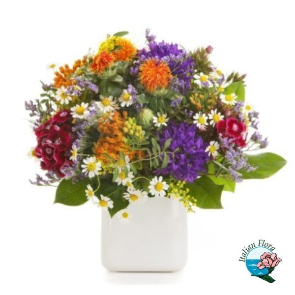 Composizione colorata in vaso di fiorellini di campo