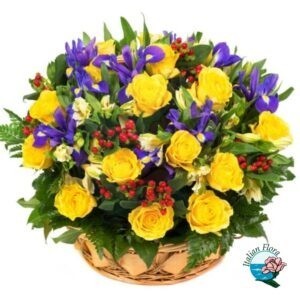 Composizione in cesto con rose gialle e iris blu