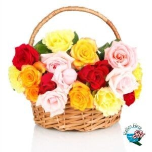 Composizione in cesto di rose miste colorate